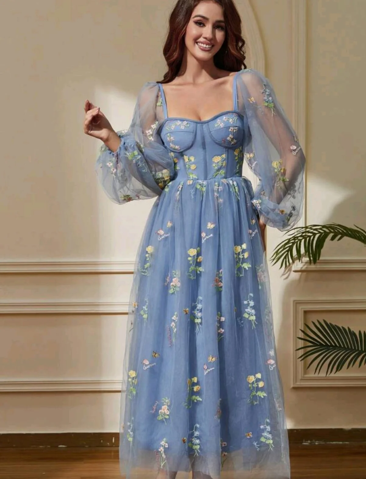 Vestido azul bordado ELIOR con mangas translúcidas